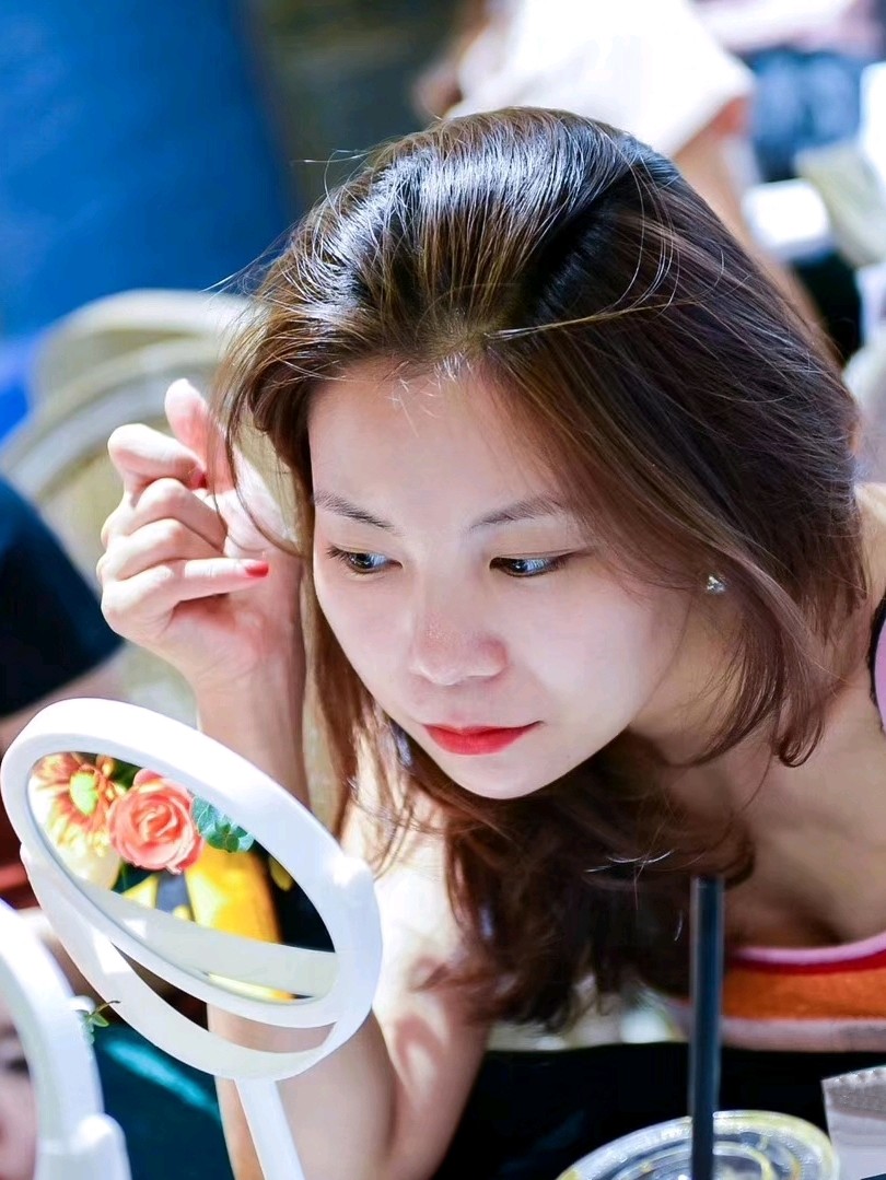 对镜梳妆贴花黄