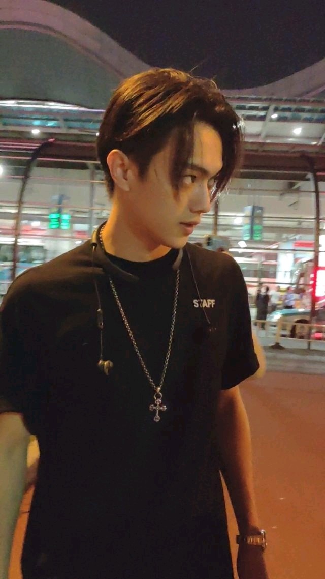 但是不得不说这个小哥哥的颜值上至少是没有什么渣男帅哥帅哥渣男帅哥