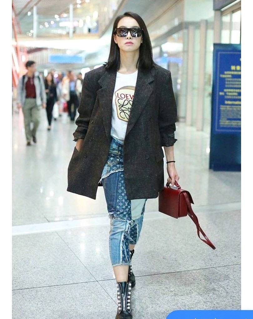 完美女神辣lisa的街拍凸现出她肩宽的问题