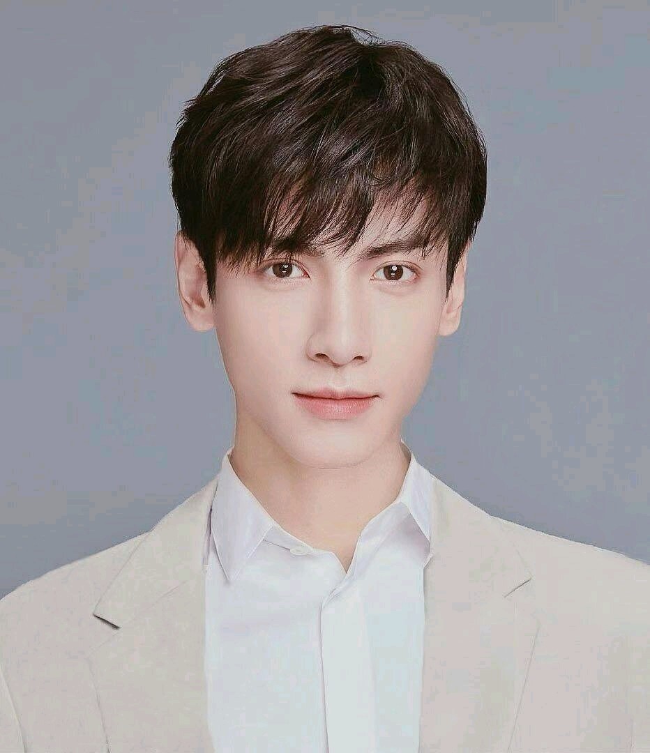 美丽的妆容,得体的服装,自然的微笑.