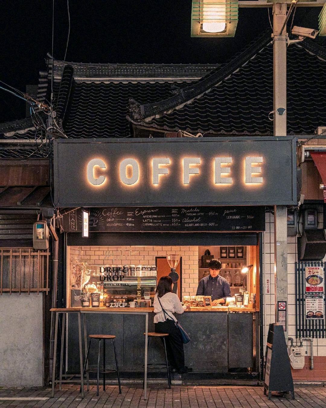 这样的街头小咖啡馆我很喜欢,随买随走,也可以坐吧台喝,很随意的感jio