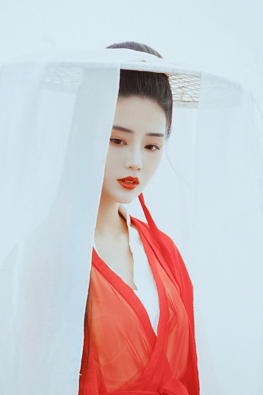 犹抱琵琶半遮面