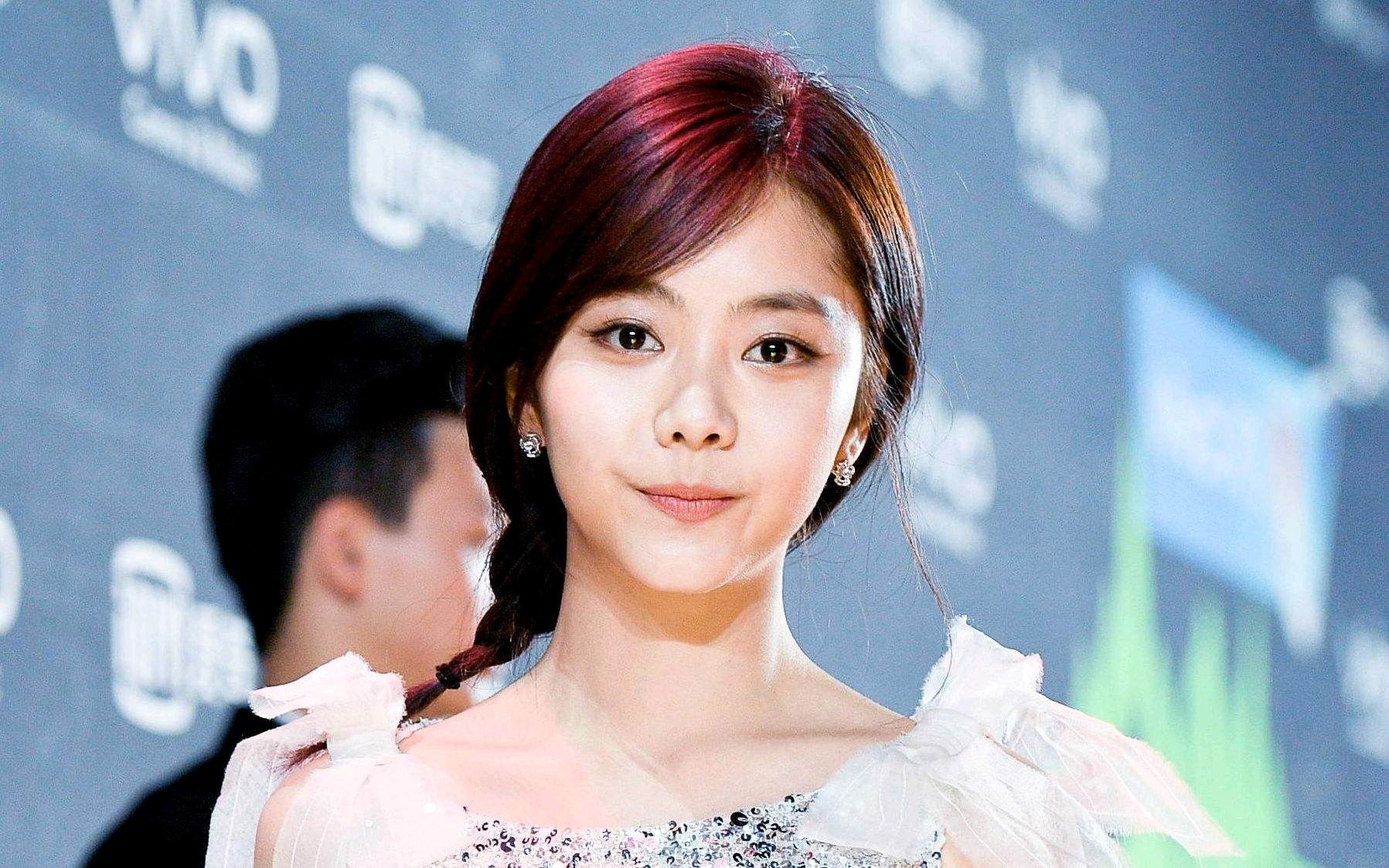 弟弟的演技相比谭松韵还是略显青涩,特别是大结局那集被耿耿强吻后