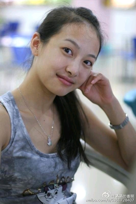 但是随着宋茜的转型和年纪的增长这类青春少女的风格不再适合她