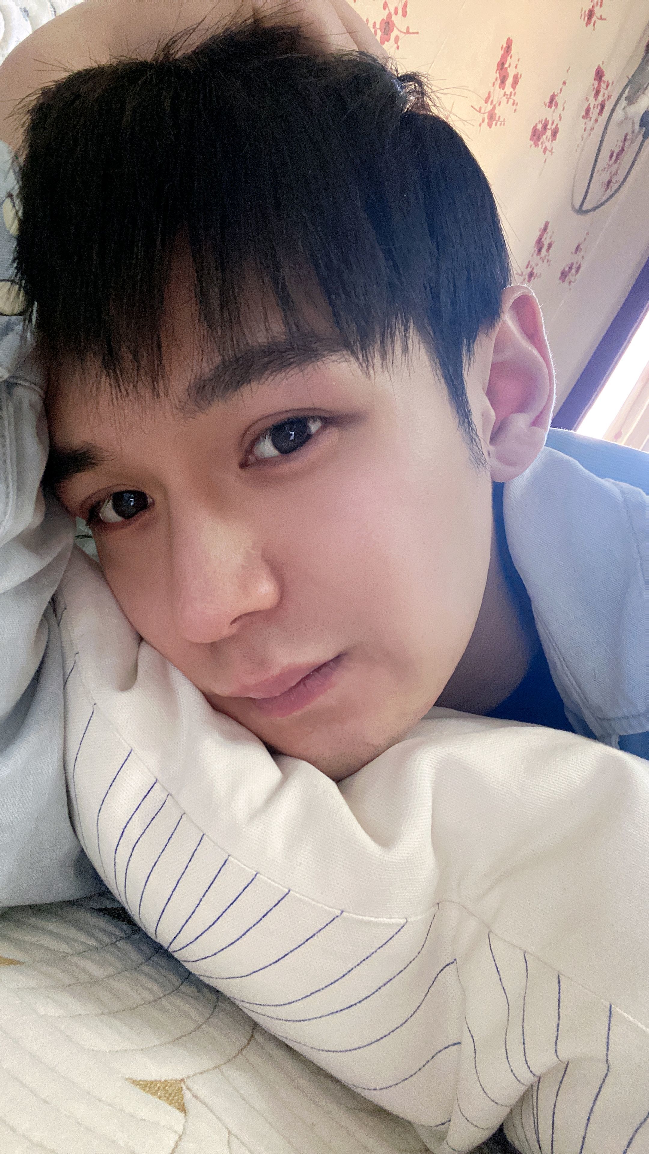 在家办公的坏处就是:不自觉的就躺沙发上自拍啦