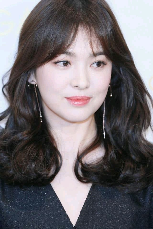 乔妹发型对比图:右边有空气刘海的发型明显比左边显脸小 .