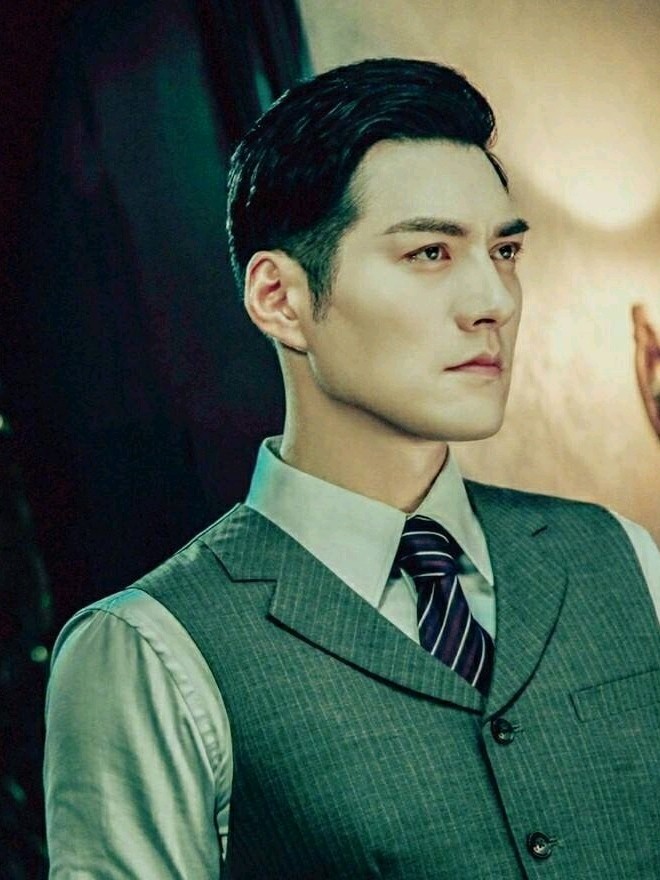 严屹宽年轻时颜值太高,五官像娃娃一样精致,这才是真正的美男子