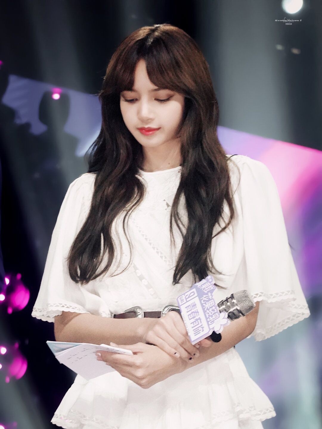 lisa我真的是超级超级喜欢她的颜,妥妥的"东南亚系芭比脸".