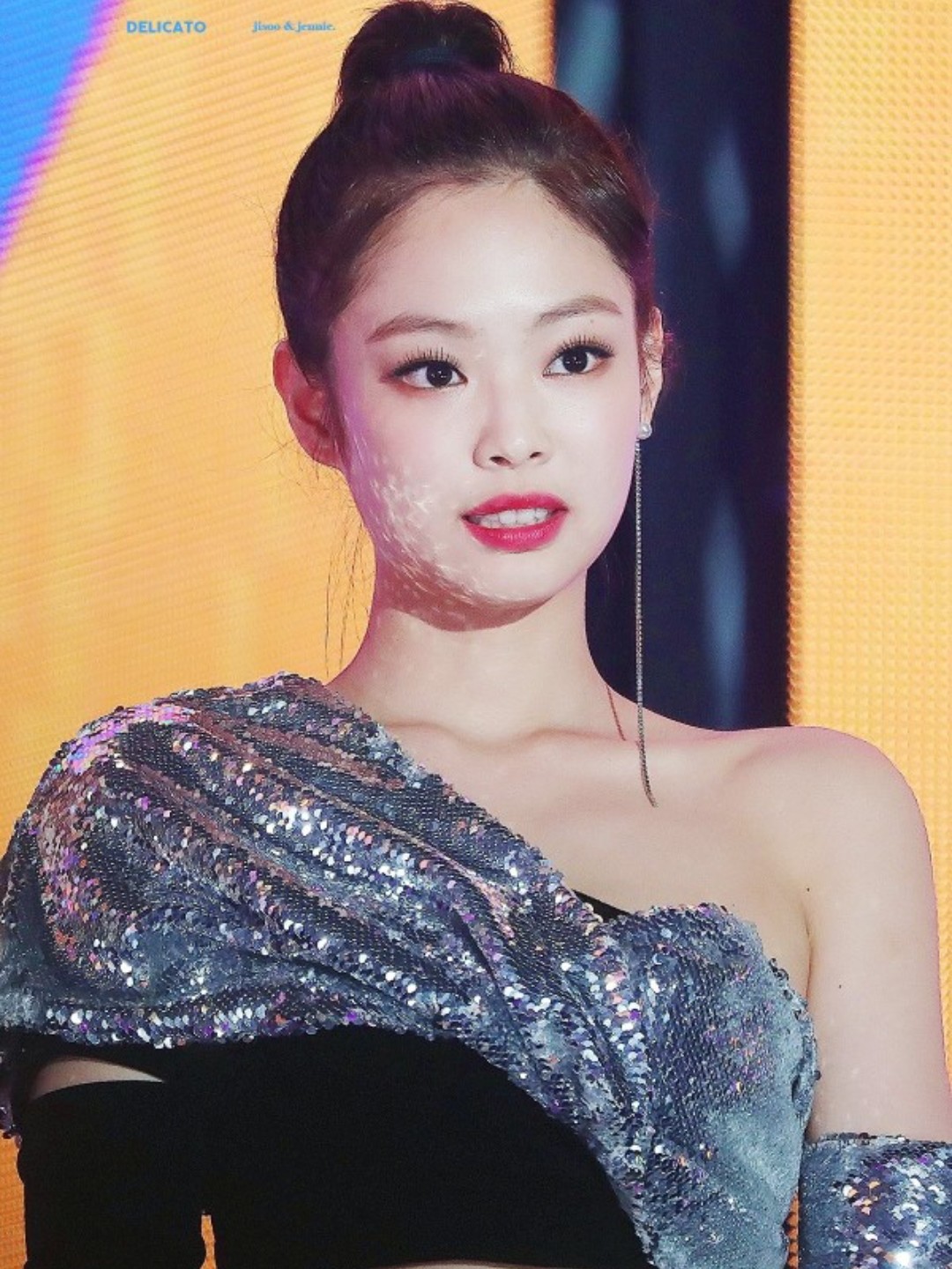 jennie既有小朋友的幼态软萌,又有不带威慑力的凶,被称为"人间香奈儿"