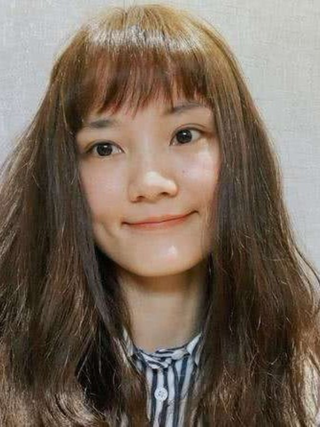 双眼皮馨子应该是改造过的,微博素颜生活照中也能看到痕迹.