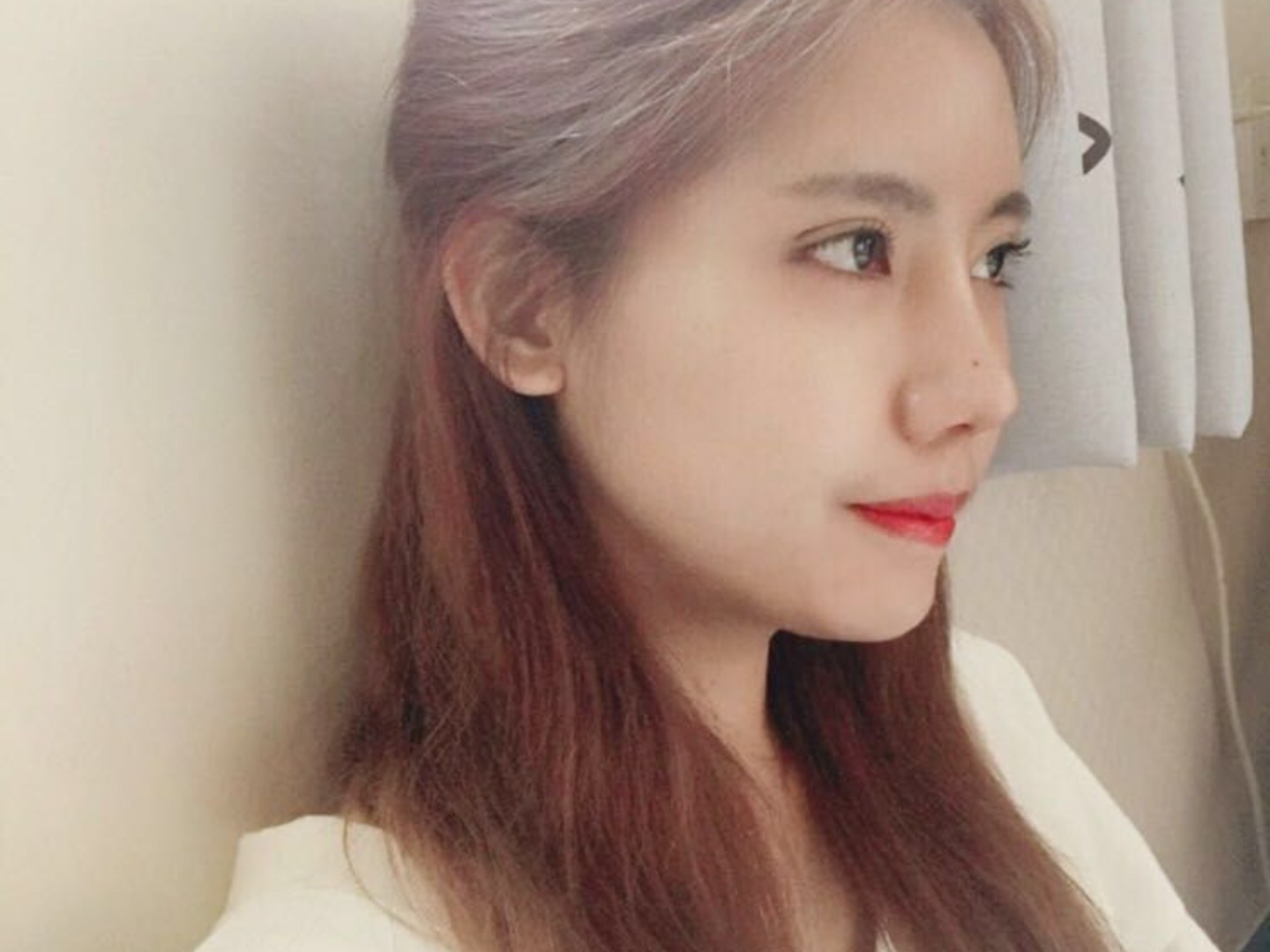 因为下巴有点宽还平.脸型就是这个下巴吃了亏.