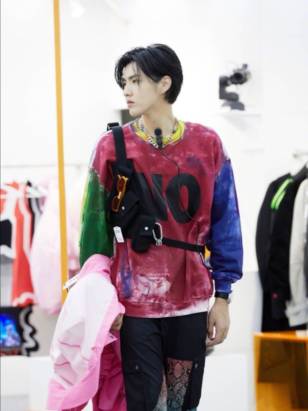 吴亦凡是真的帅啊,185 的身高,完美的身材,精致的五官,真的是谁看谁