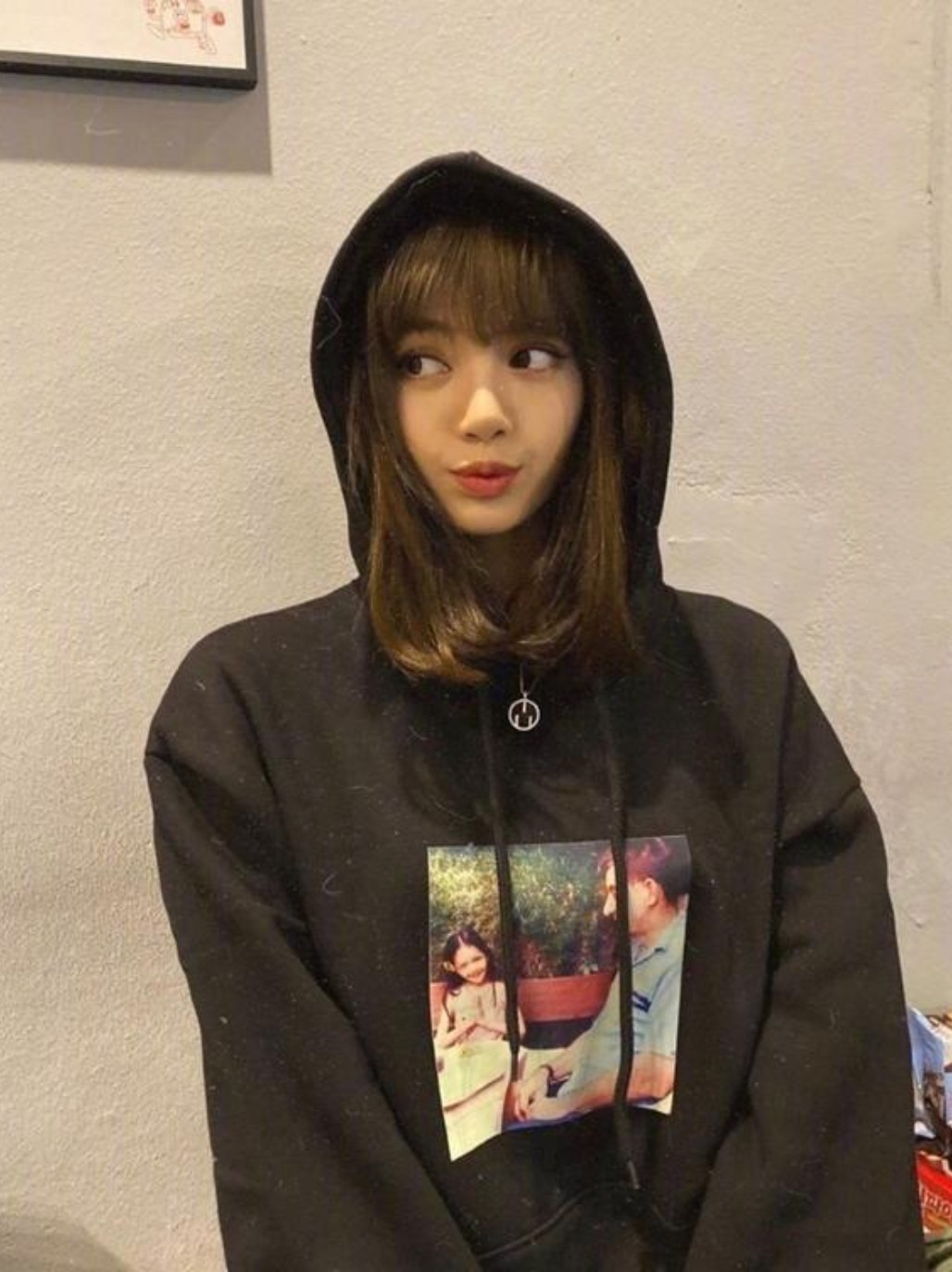 lisa无论是衣服搭配的选择上还是发型的选择,都非常的时尚,这就引来了