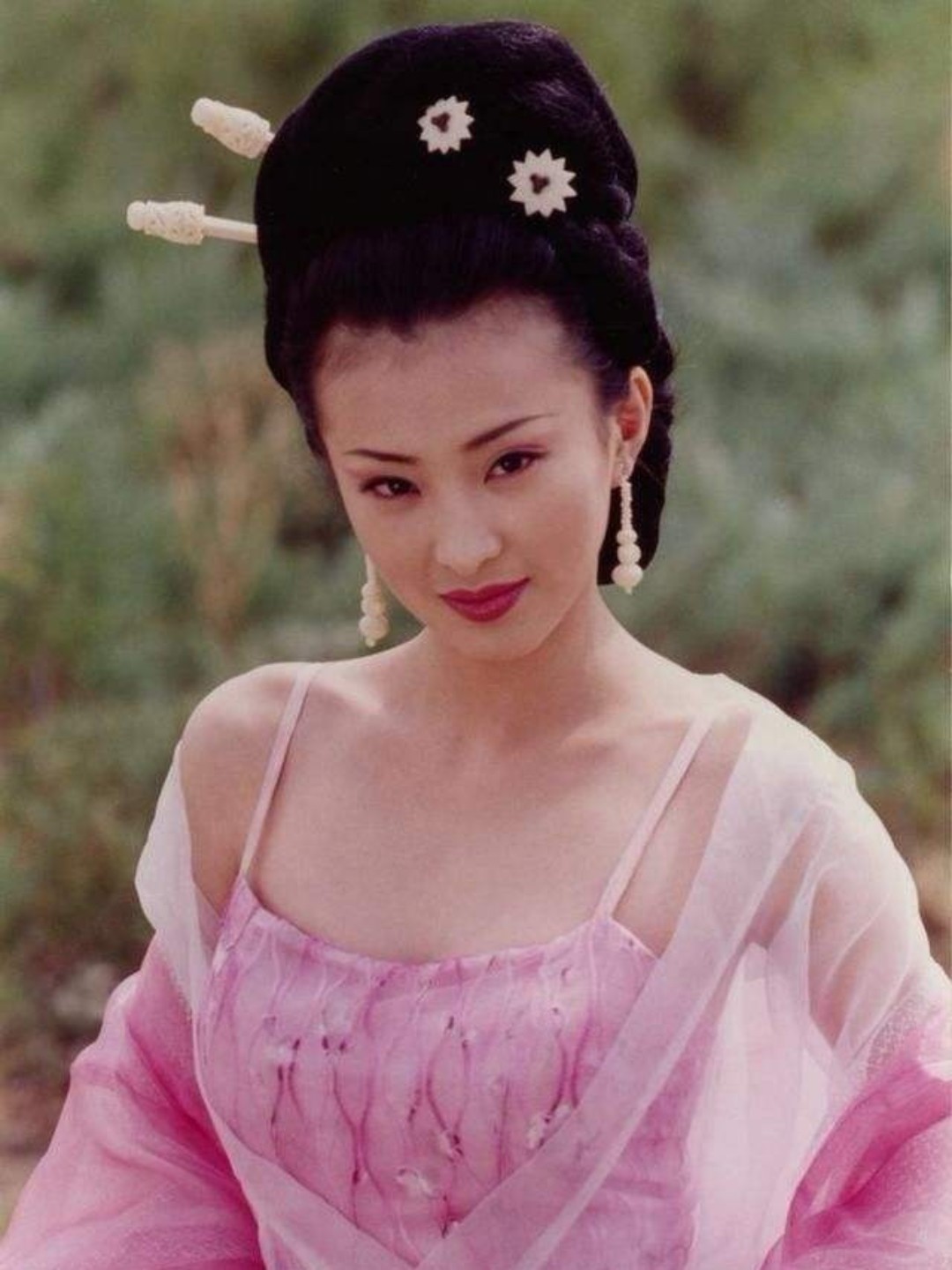 里面除了王艳,林静饰演的梅妃也美的让我铭记至今呀! .