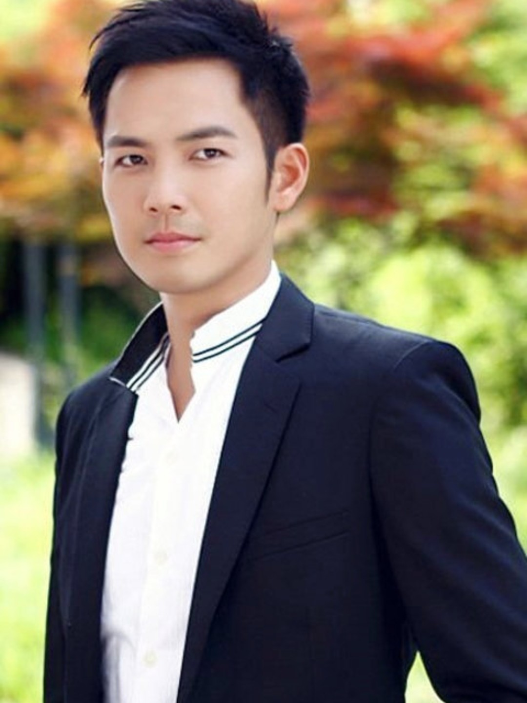 一般人中沟分为水滴状和直线,其中水滴状的会更有灵动性,显得整个人