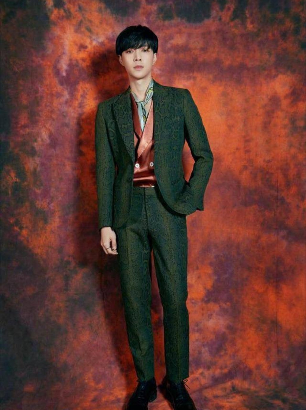 张艺兴小哥哥不仅工作技能突出对于时尚方面更是颇有心得,整体造型超