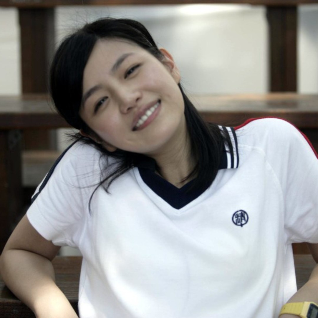 最好的选择是侧分波浪刘海,侧分刘海既可以遮挡脸部,又可以在纵向上有