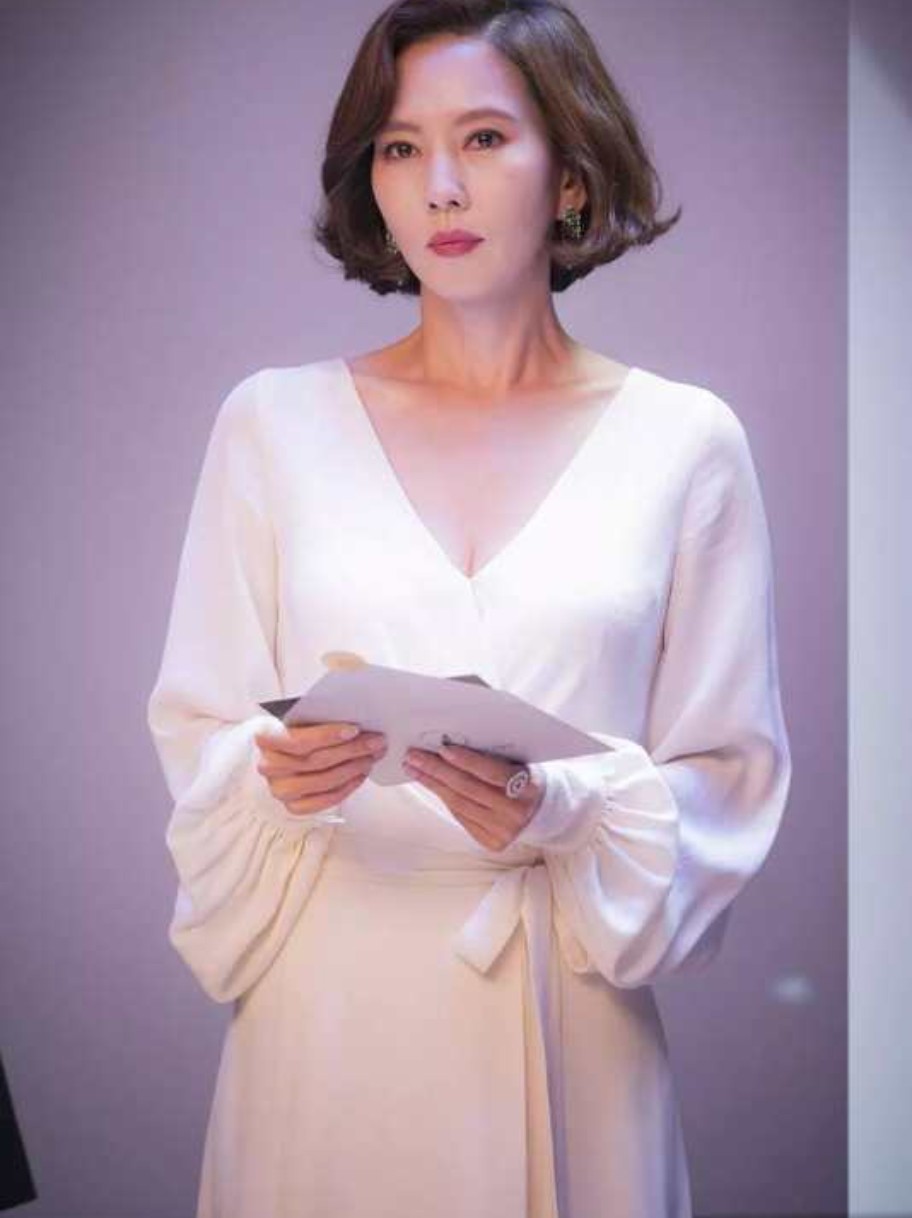 高分韩剧迷雾女主角高惠兰是黄金档新闻主播,她的职业穿搭实在是太飒