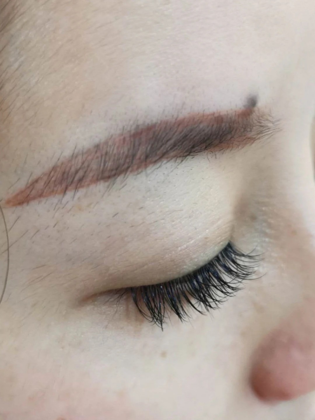 现在挺多人的眉毛都是红底的,还有个外号叫火烧眉毛,_圈子-新氧美容