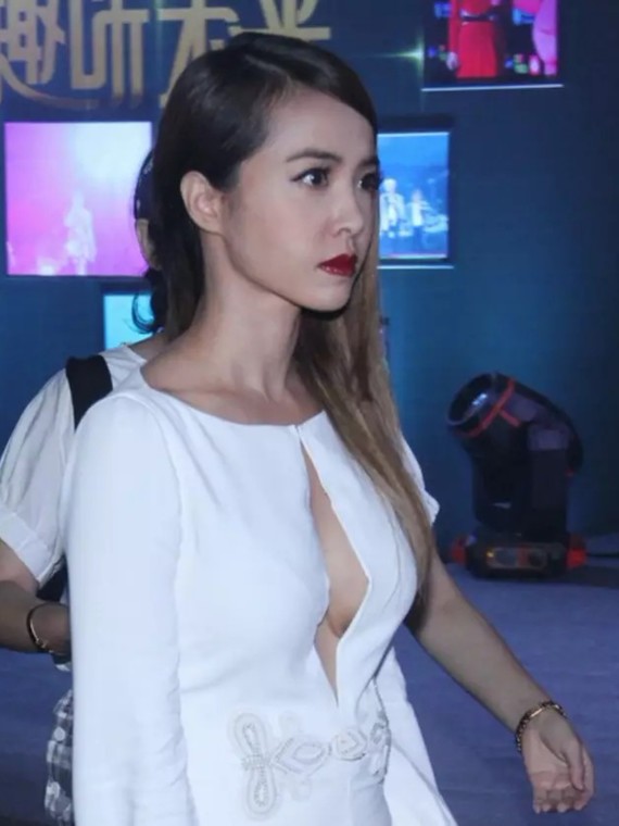 99蔡依林到底是怎么从"平平无奇"变身人间胸器的?