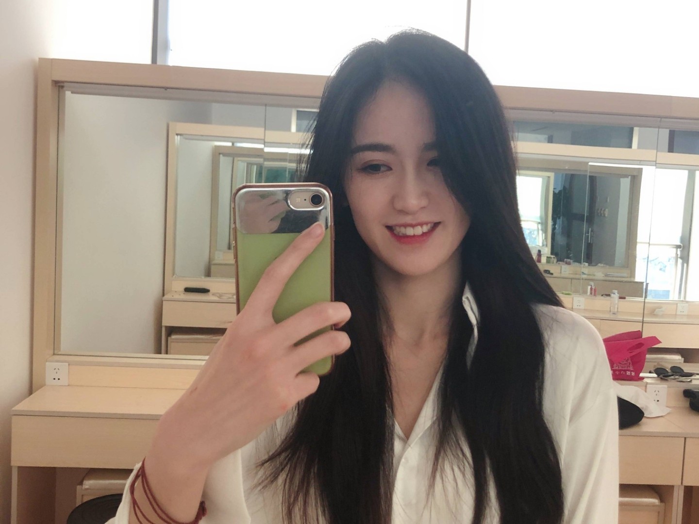 她1997年出生于浙江,身高170cm,身材与颜值并存的小女孩.