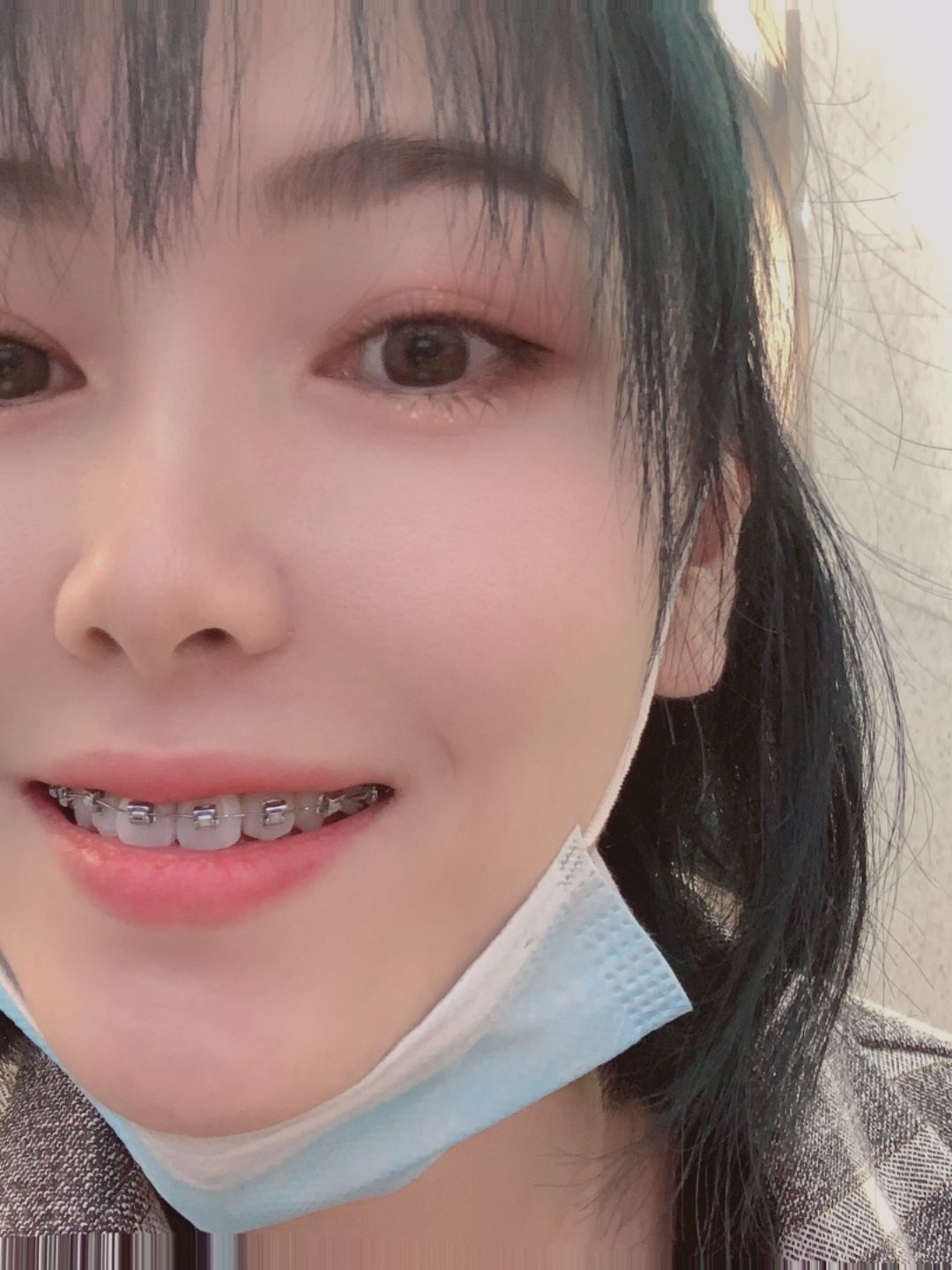 最主要的就是笑的时候有点不好意思,有种满口银牙的感觉喔.