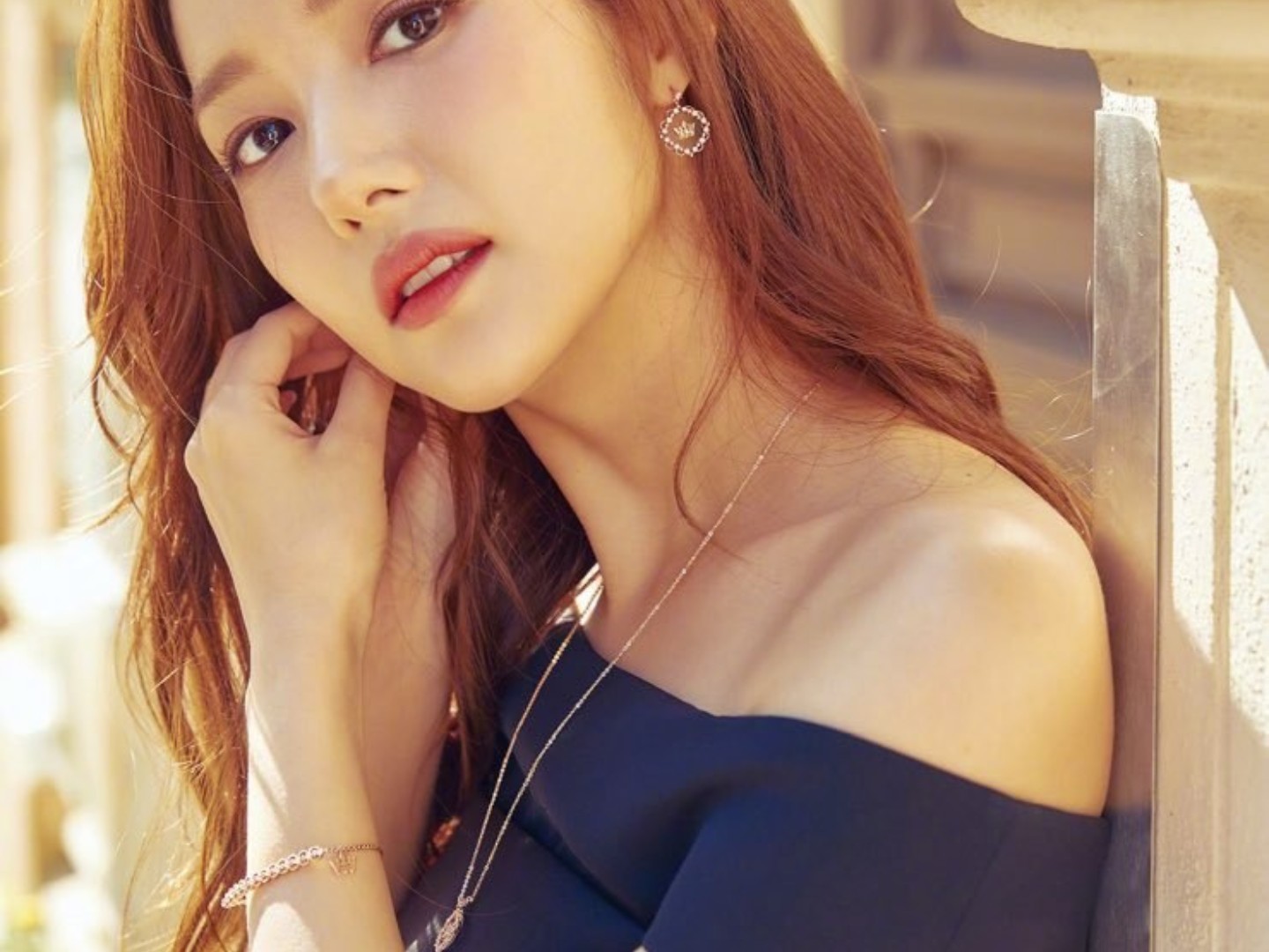 韩国人初始长相一般是大圆脸,单眼皮和塌鼻子几乎是他们的原生模式.