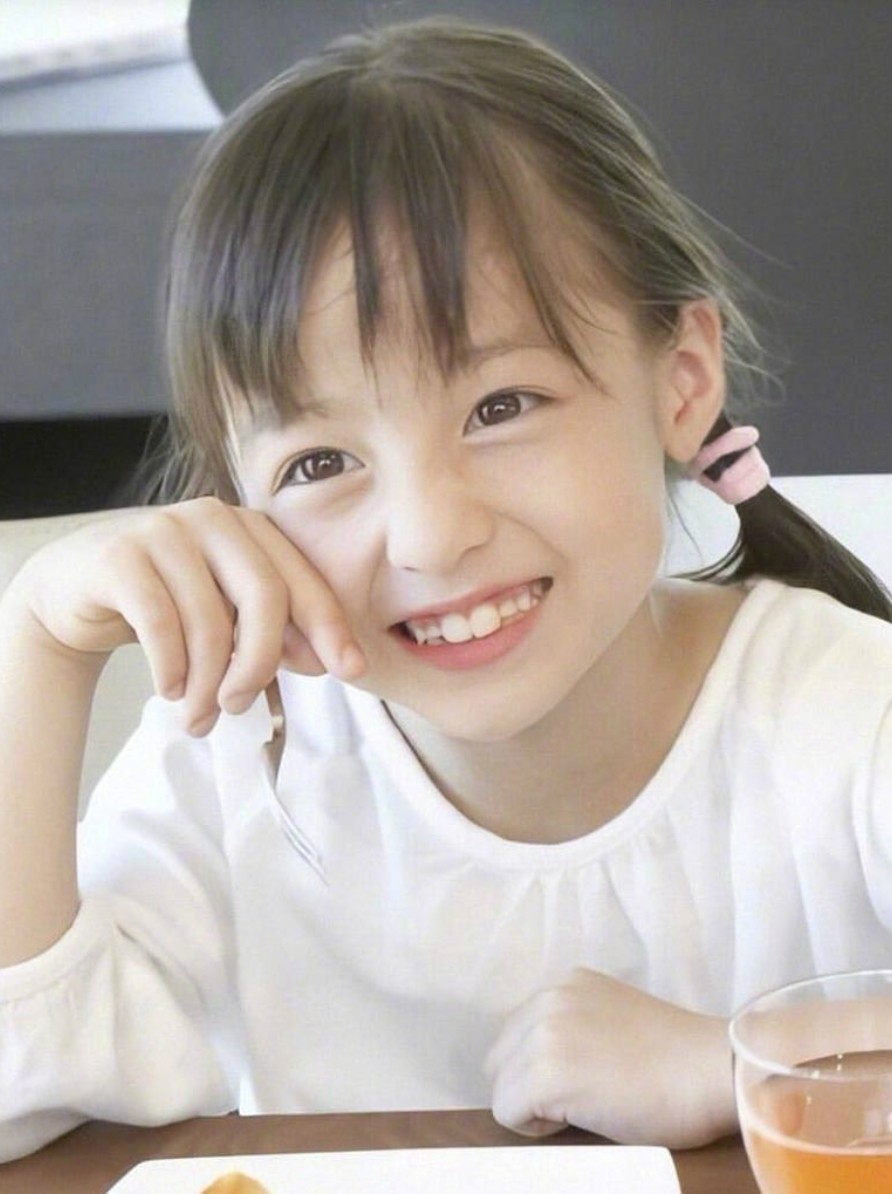桥本环奈从小就是美女,只不过小时候的桥本环奈更加少女稚嫩清纯.