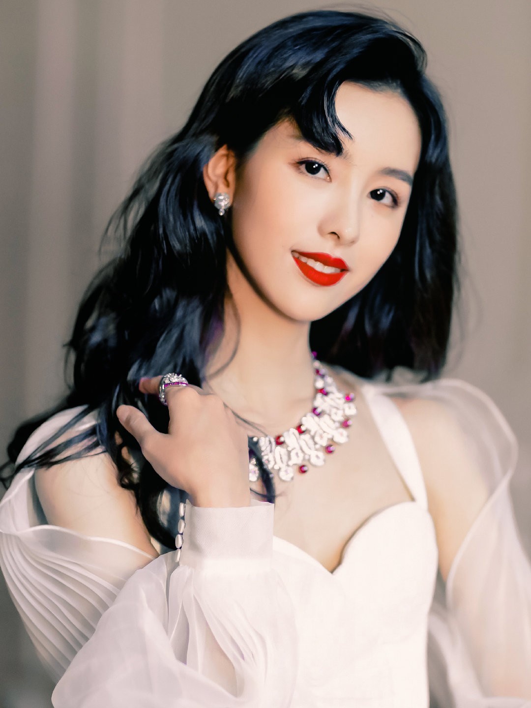 陈都灵之前上热搜的那条红裙子大波浪造型吗,真的太惊艳了,没有风尘的