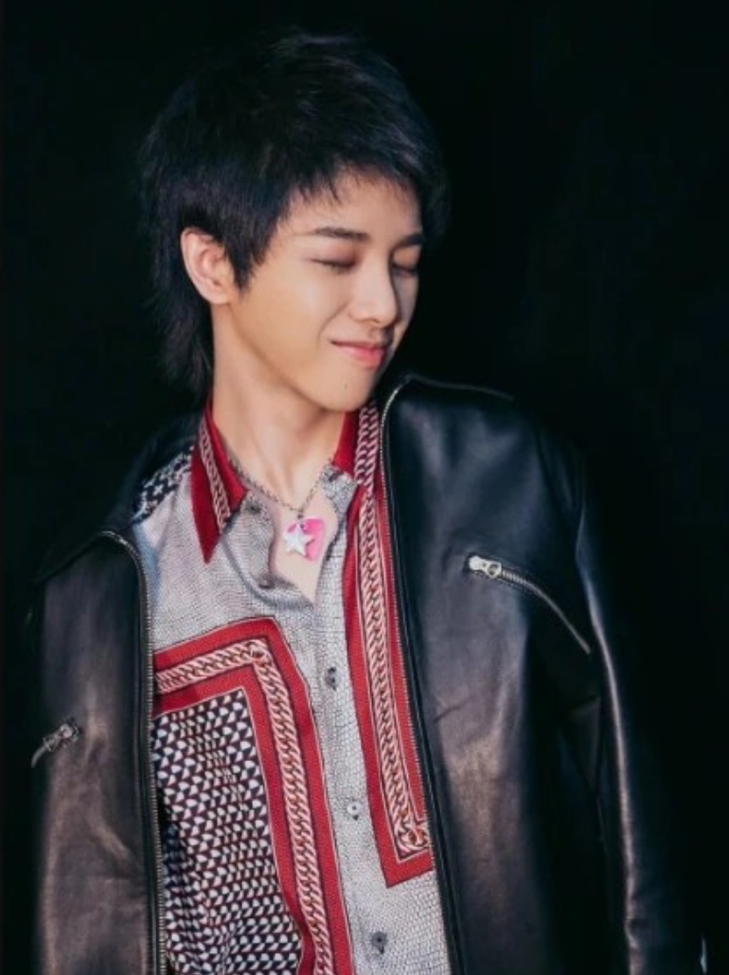 鲻(zi)鱼头,就是前短后长的发型,因为从后面看像鲻鱼的形状,因此而得