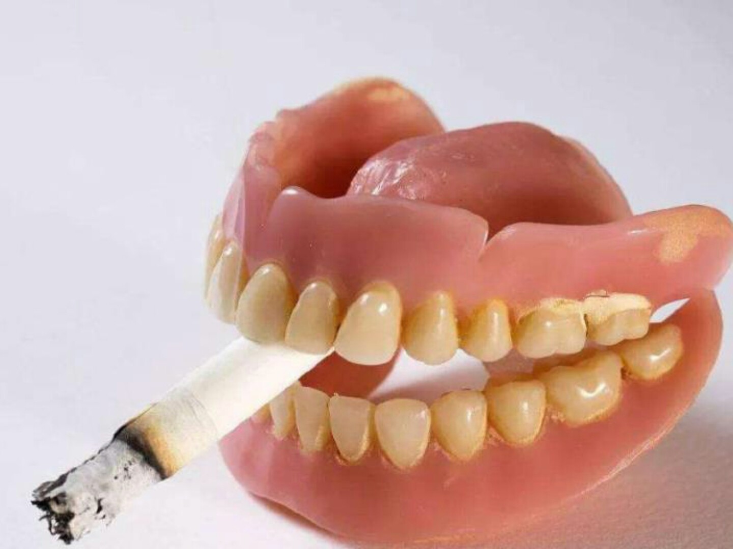 牙齿矫正过程中抽烟会有影响吗?