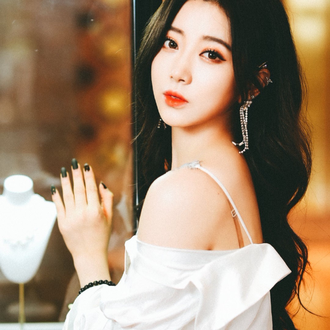 本名王梦妤,是1997的美女,唱歌跳舞实力都过关,而且很有幽默感.