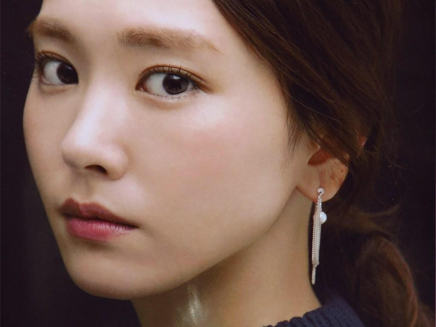 一说起新垣结衣,我们脑子里就会浮现出她的笑容,治愈人心,好像一看到