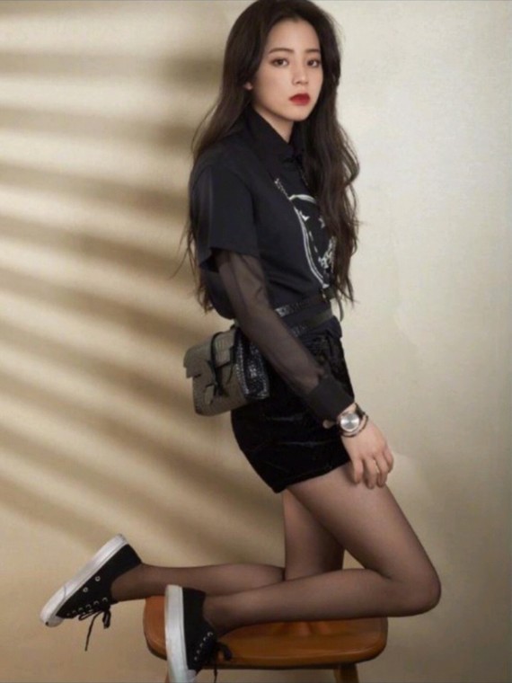 欧阳娜娜穿搭|这"黑袜腿"真是绝了性感又可爱拍摄时_圈子-新氧美容