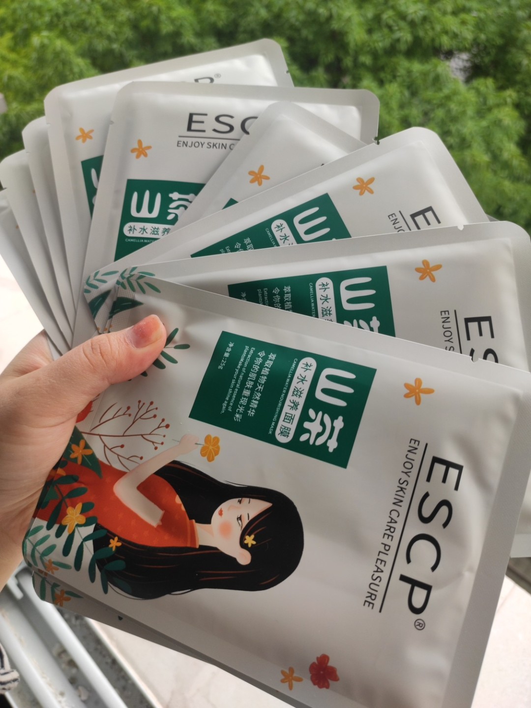 夏天晒后最需要的就是补水面膜,镇定皮肤.