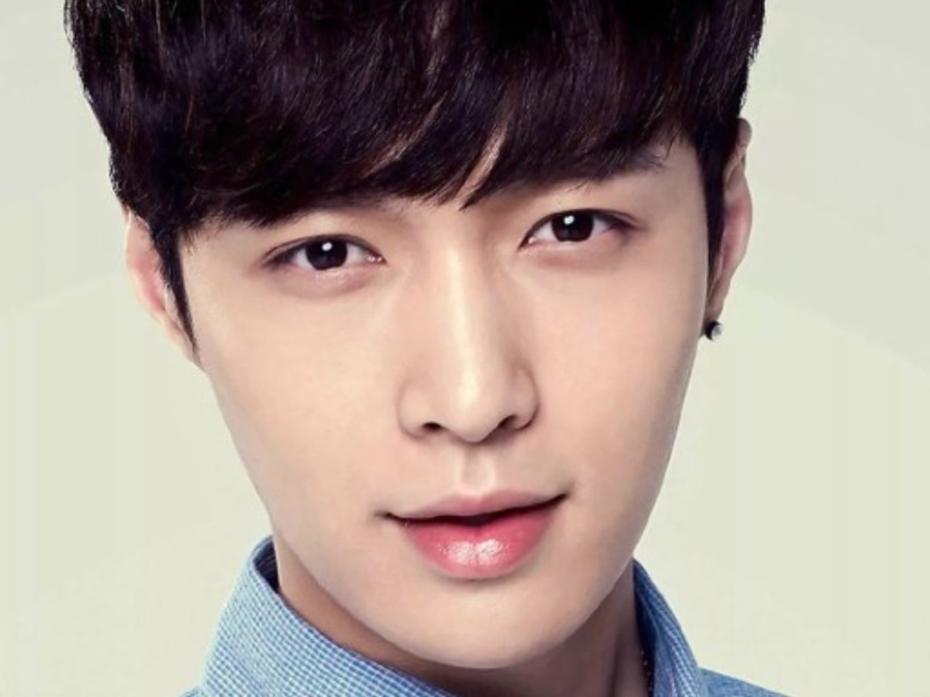 张艺兴跟之前的模样不太一样,那么他是整容了吗