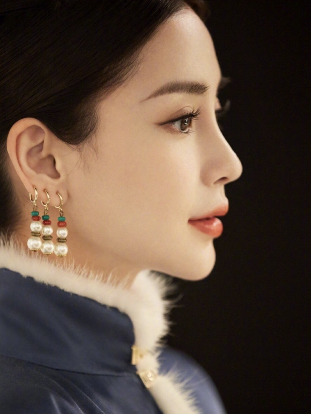 baby饰演古典美女,侧面看就是在深宫人淡如菊的妃子,一到正面却有点