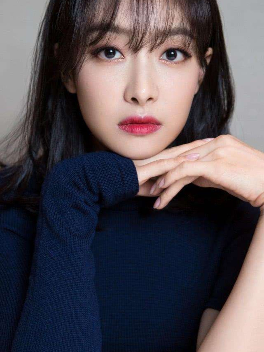 2用双手虎口的位置,在两颊往上提拉,淡化法令纹!