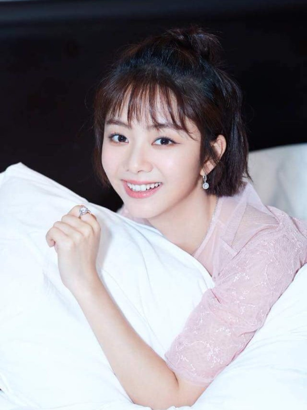 给人的感觉永远像一个未成年少女,和比自己小很多岁的男演员搭戏也从