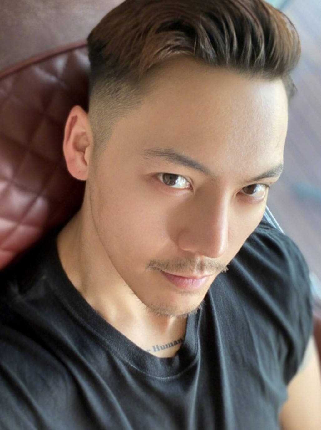 陈伟霆额头方正,半侧面可以看到他有一个非常好看的眉弓角度,且山根