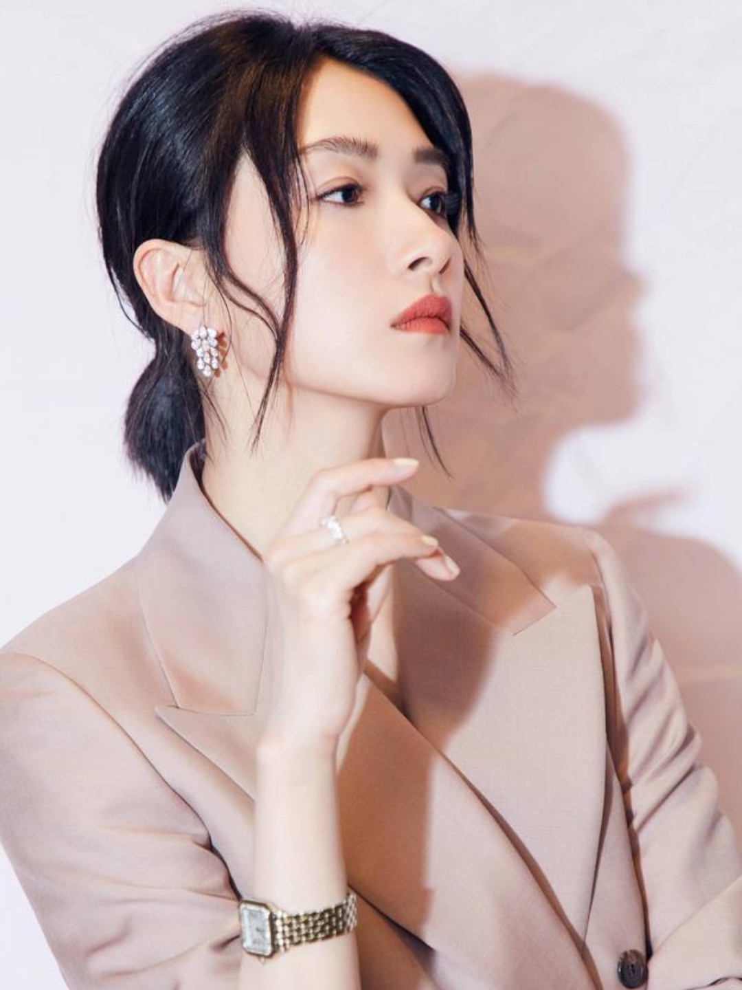 侧脸美女——万茜