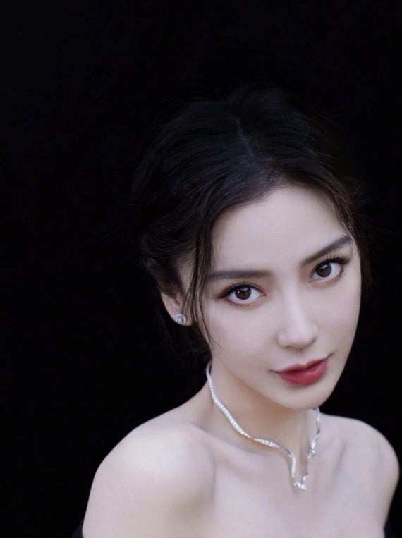 一下微笑唇～ 微笑唇特点:嘴唇厚度适中,唇型轮廓清晰,嘴角微微上扬