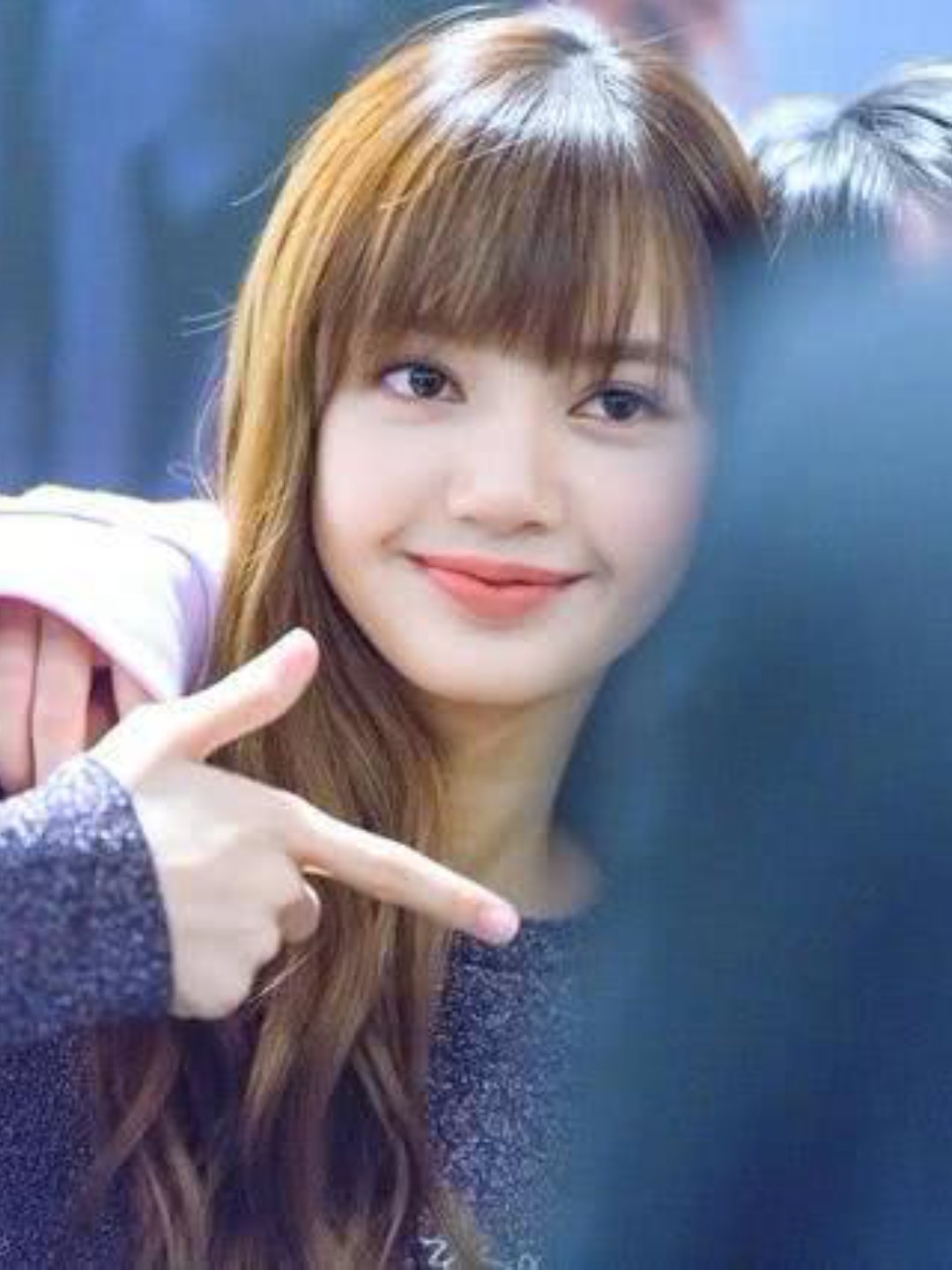 lisa为啥一直都是齐刘海?当她在镜头前撩起刘海,_圈子-新氧美容整形