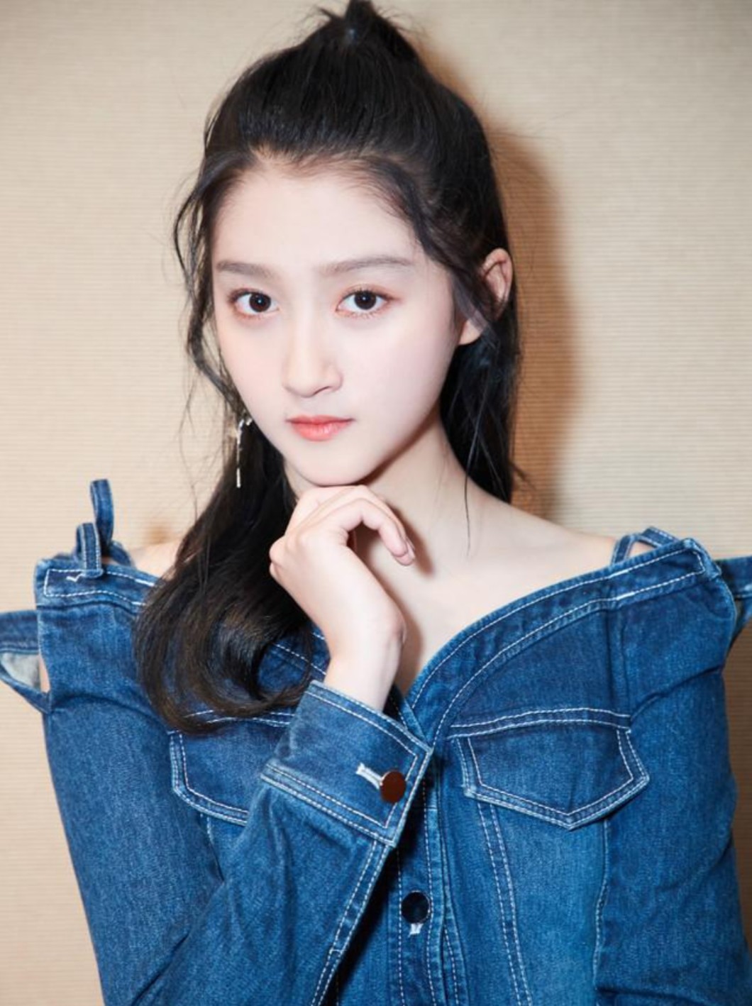 脸型,关晓彤是很明显的女性化脸型,由宽到窄的变化,有些角度弱化下巴