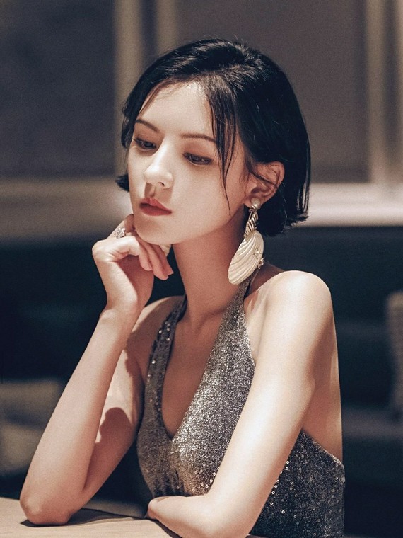 张予曦,为什么说她是标准富家大小姐和小说女主的长相_圈子-新氧美容