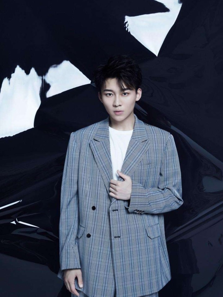 最近抖音微博都兴起了一波"推眼镜杀",由我们最近热