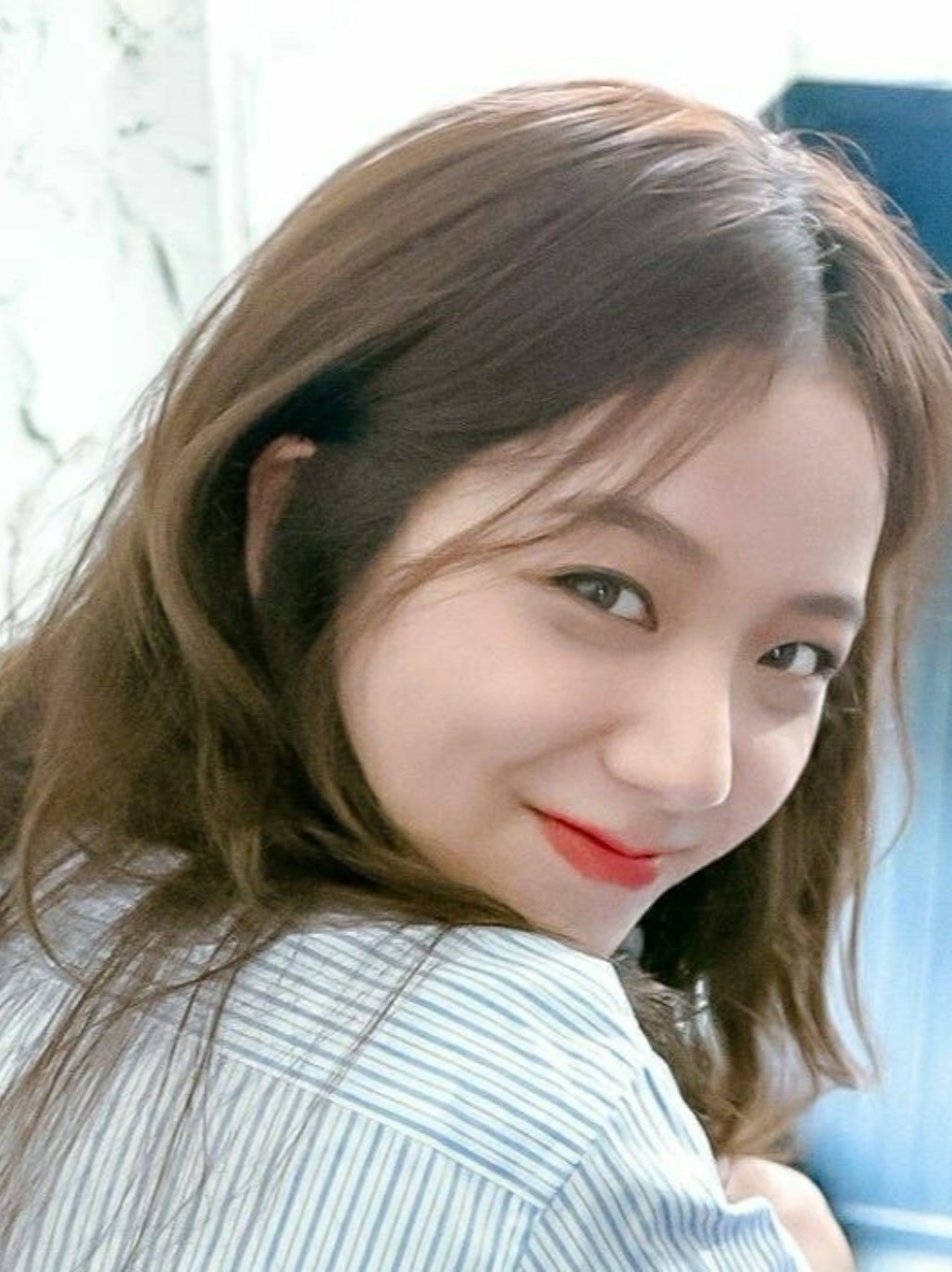 微笑唇就是在你面无表情的情况下,嘴角微微上扬,给人一种你在微笑的