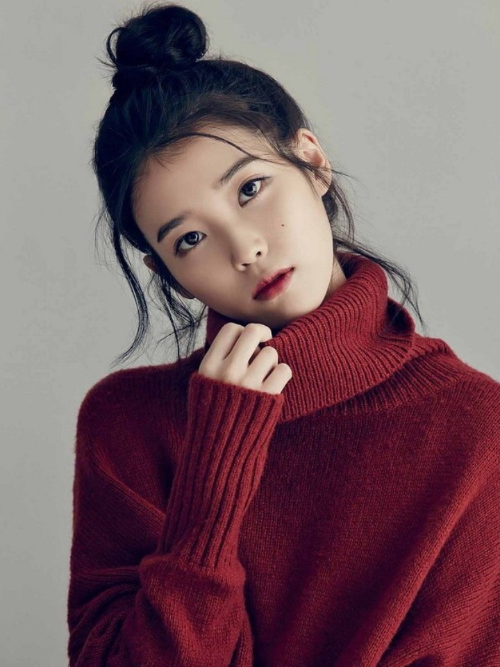 iu的五官平平 不属于传统意义上的美女 比如高鼻梁大眼睛这样的 但是