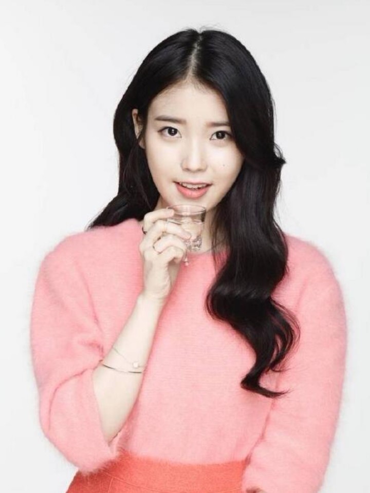 iu的五官平平 不属于传统意义上的美女 比如高鼻梁大眼睛这样的 但是