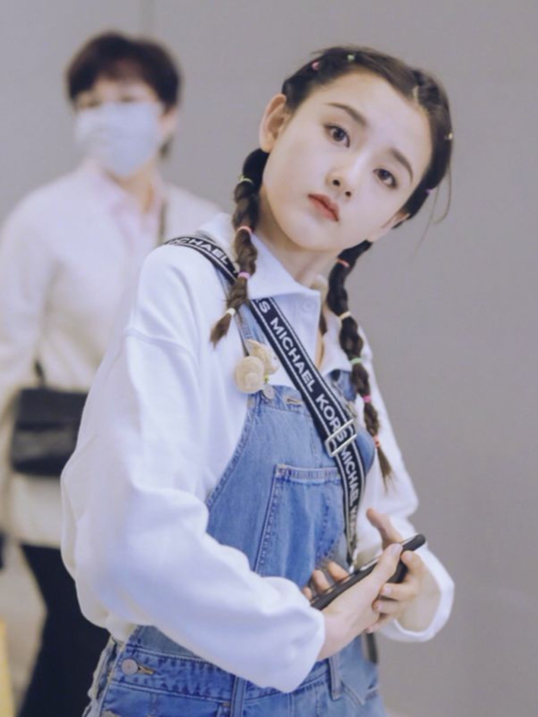 相信许多小姐姐沉迷于各种辫子的扎法,糖葫芦辫,哪吒头,以及编发等.